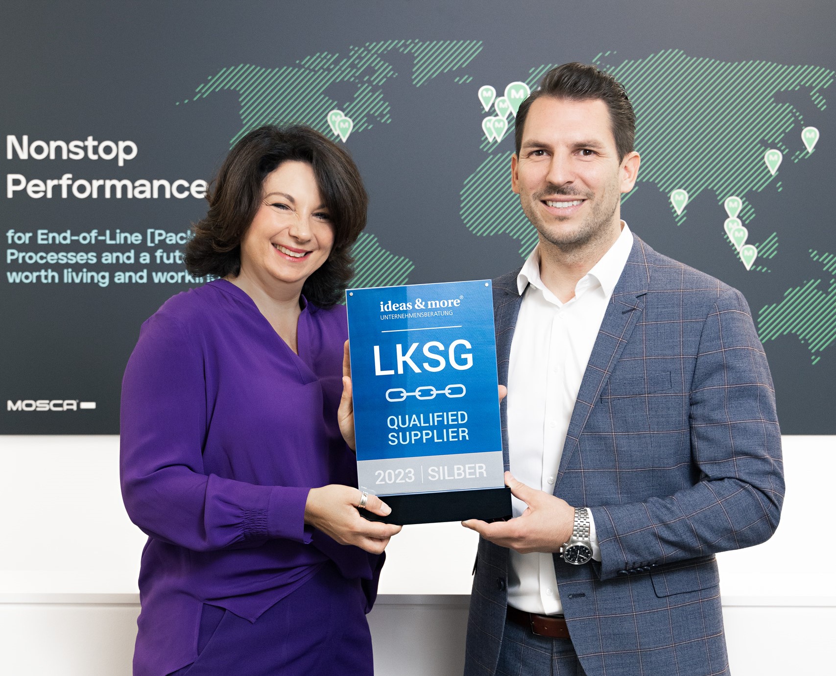 Mit Silber ausgezeichnet: Simone Mosca (CEO) nimmt die Auszeichnung der Unternehmensberatung ideas & more für die proaktive Erfüllung des LkSG entgegen
